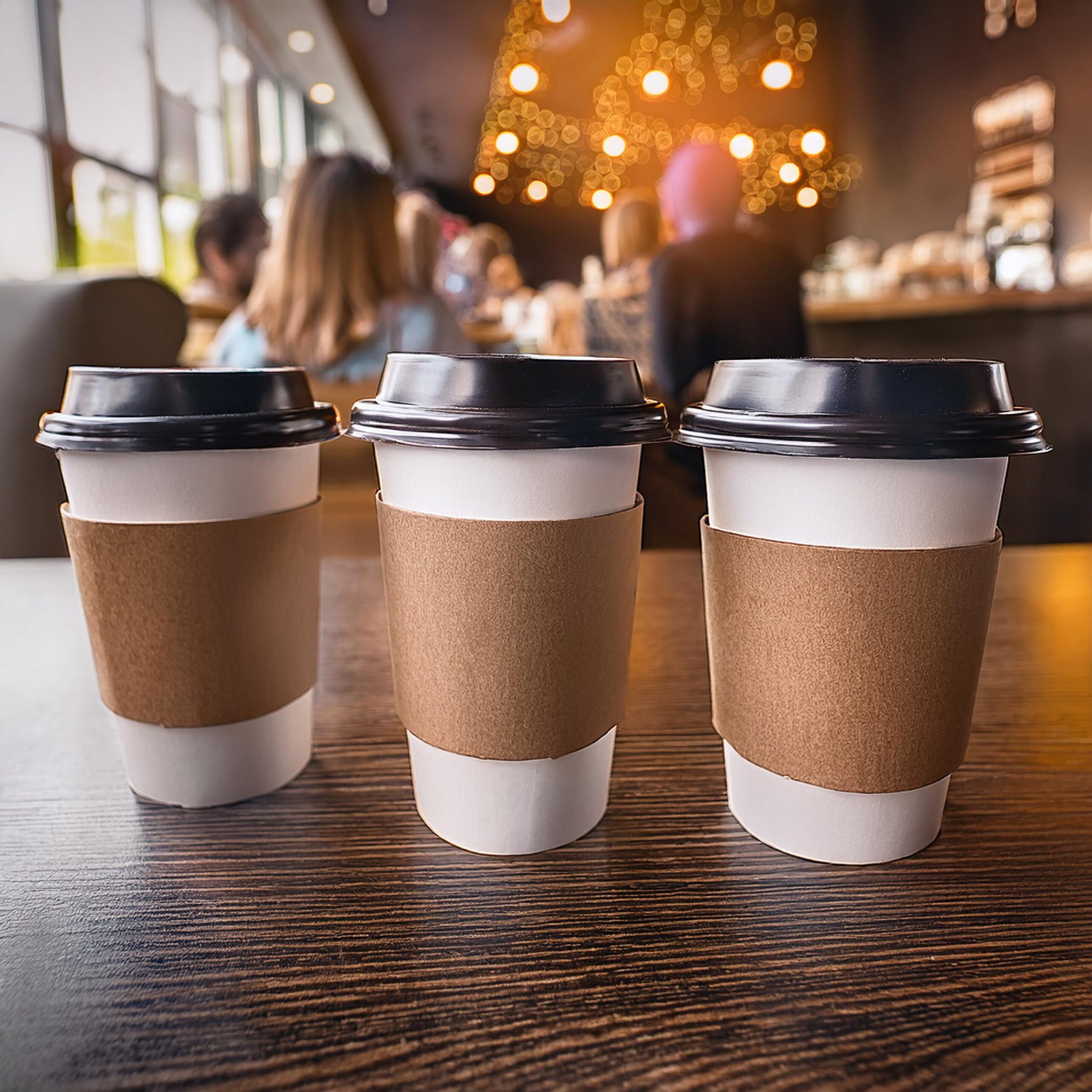 Tapas y Fajillas 1 una fila de tazas de cafe en una mesa con personas sentadas en la mesa scaled